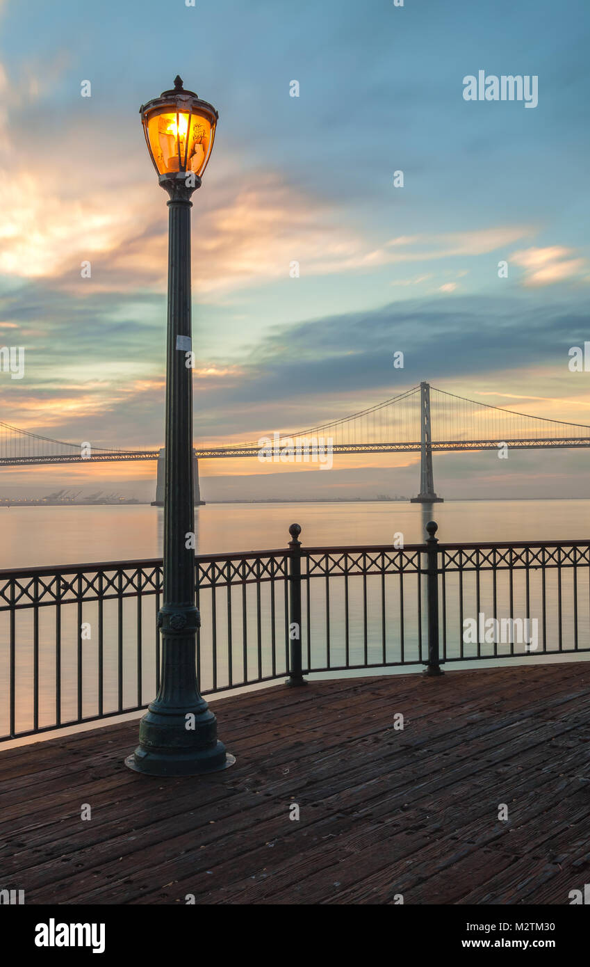 Lampadaire au quai 7 au lever du soleil, avec le Bay Bridge dans le fond, San Francisco, Californie. Banque D'Images