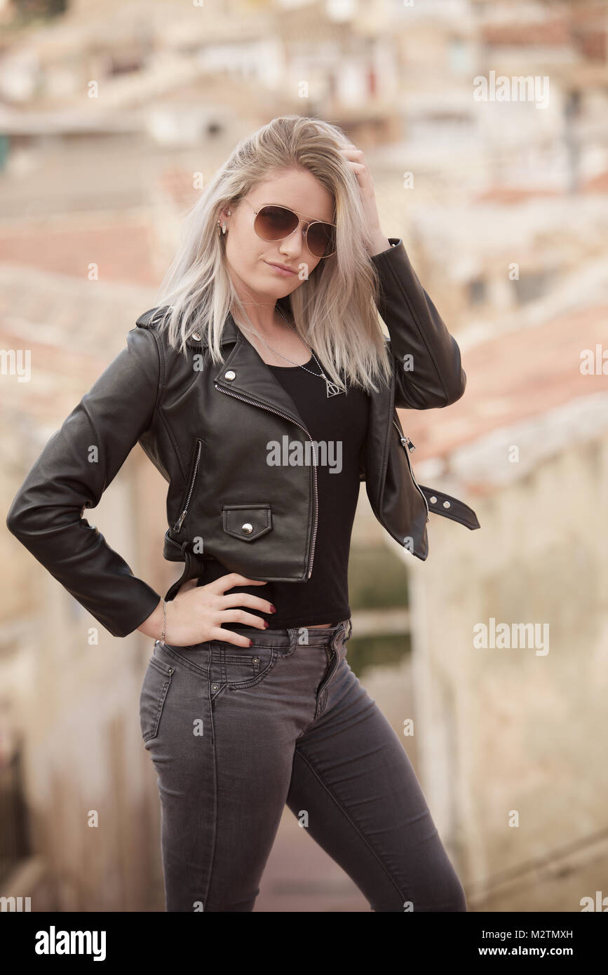 Belle fille blonde portant des jeans serrés et un t-shirt noir à  l'extérieur Photo Stock - Alamy