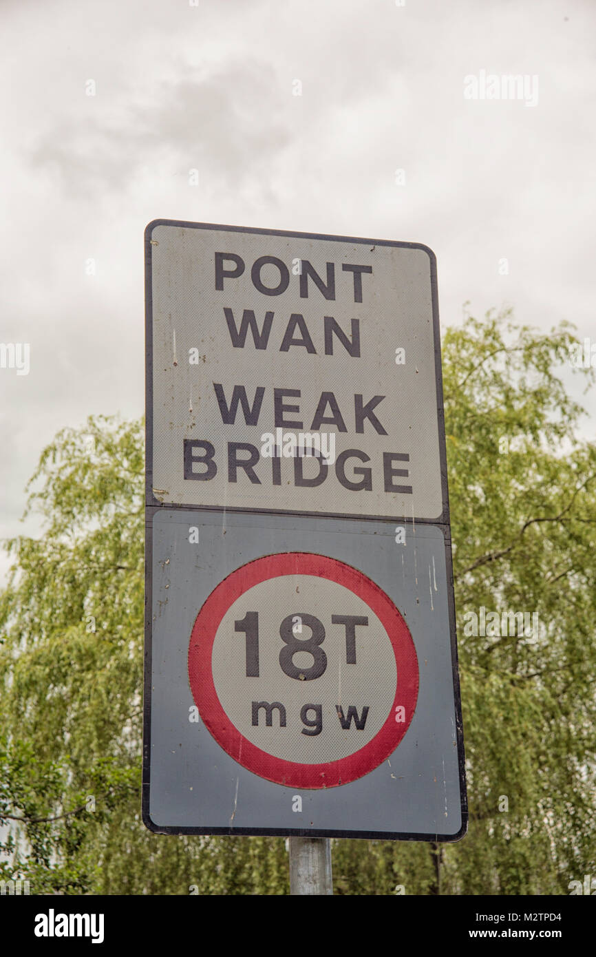 Pays de Galles, Royaume-Uni road avertissement les plaques à l'anglais et le gallois. Faible pont Banque D'Images