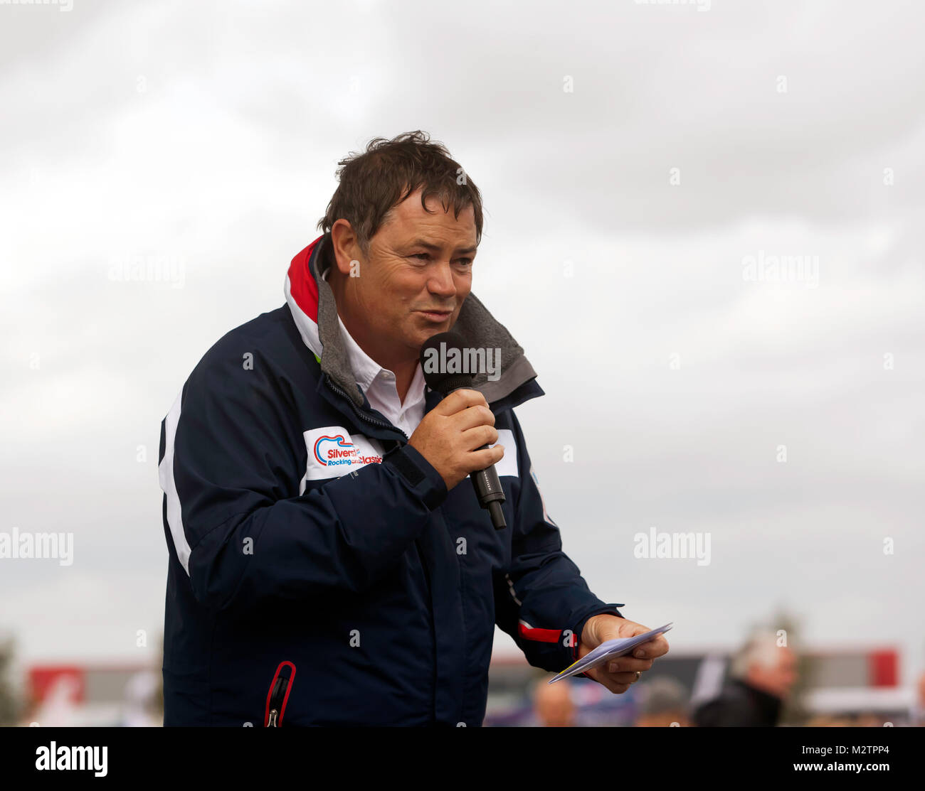 Mike Brewer présente son 'Car Clinic', un spectacle en direct au jet de Village Green, au cours de la 2017 Silverstone Classic, Banque D'Images