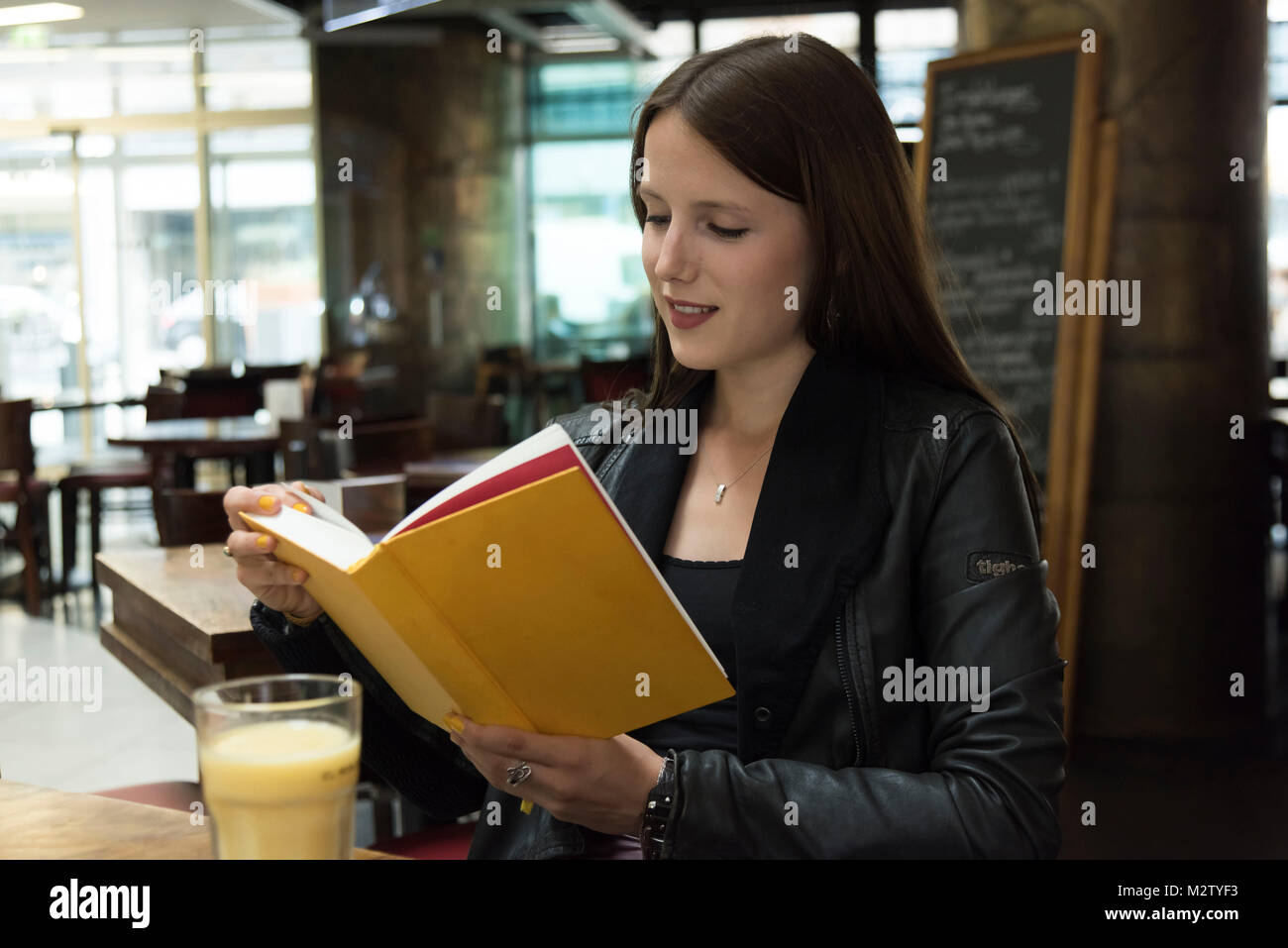 Jeune femme à l'aise dans le café, semi-portrait Banque D'Images