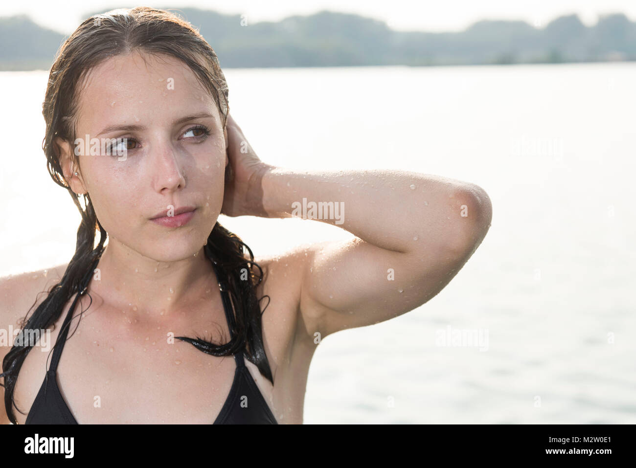 Jeune femme pendant le bain, Quarry pond Liedolsheim, Dettenheim, Baden-Wurttemberg, Allemagne Banque D'Images