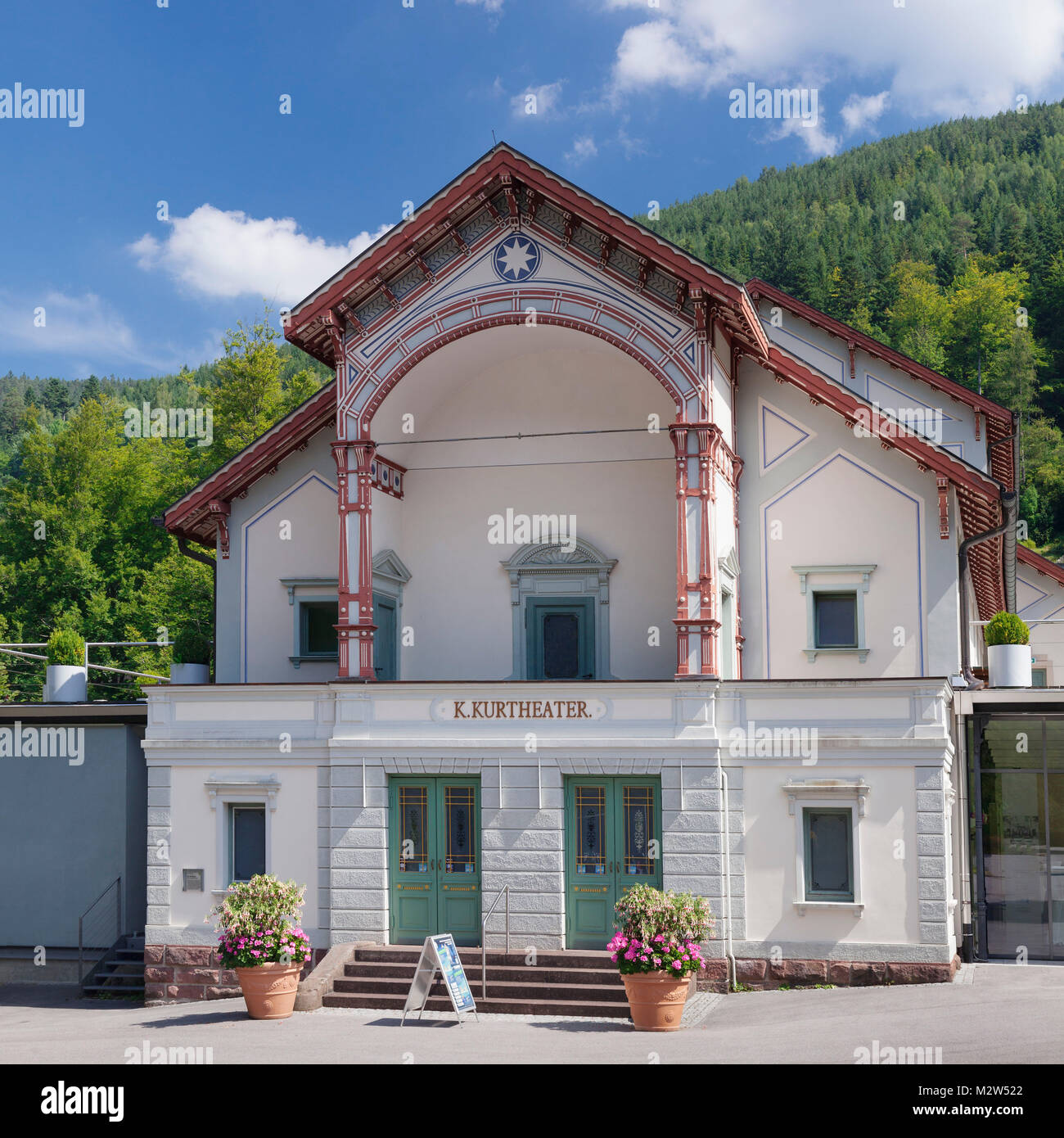 Kurtheater dans le Kurpark de Bad Wildbad, Forêt-Noire, Bade-Wurtemberg, Allemagne Banque D'Images