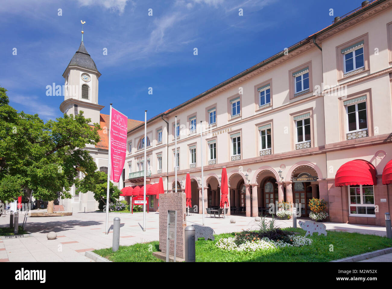 Ville protestante église avec Ferdinandstein et Badhotel, Bad Wildbad, Forêt-Noire, Bade-Wurtemberg, Allemagne Banque D'Images