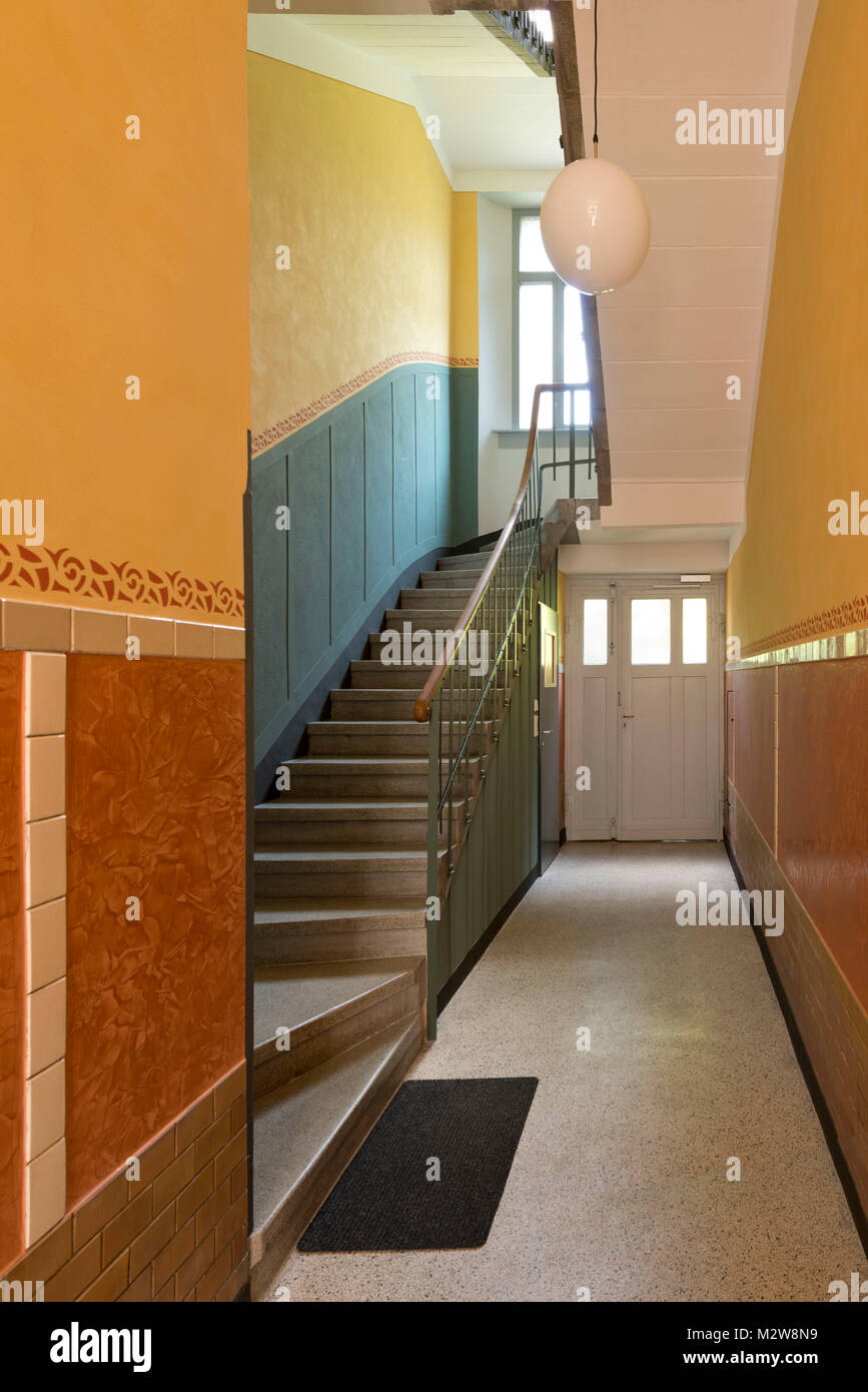 L'Allemagne, la conception d'un couloir dans un ancien immeuble d'appartements Banque D'Images