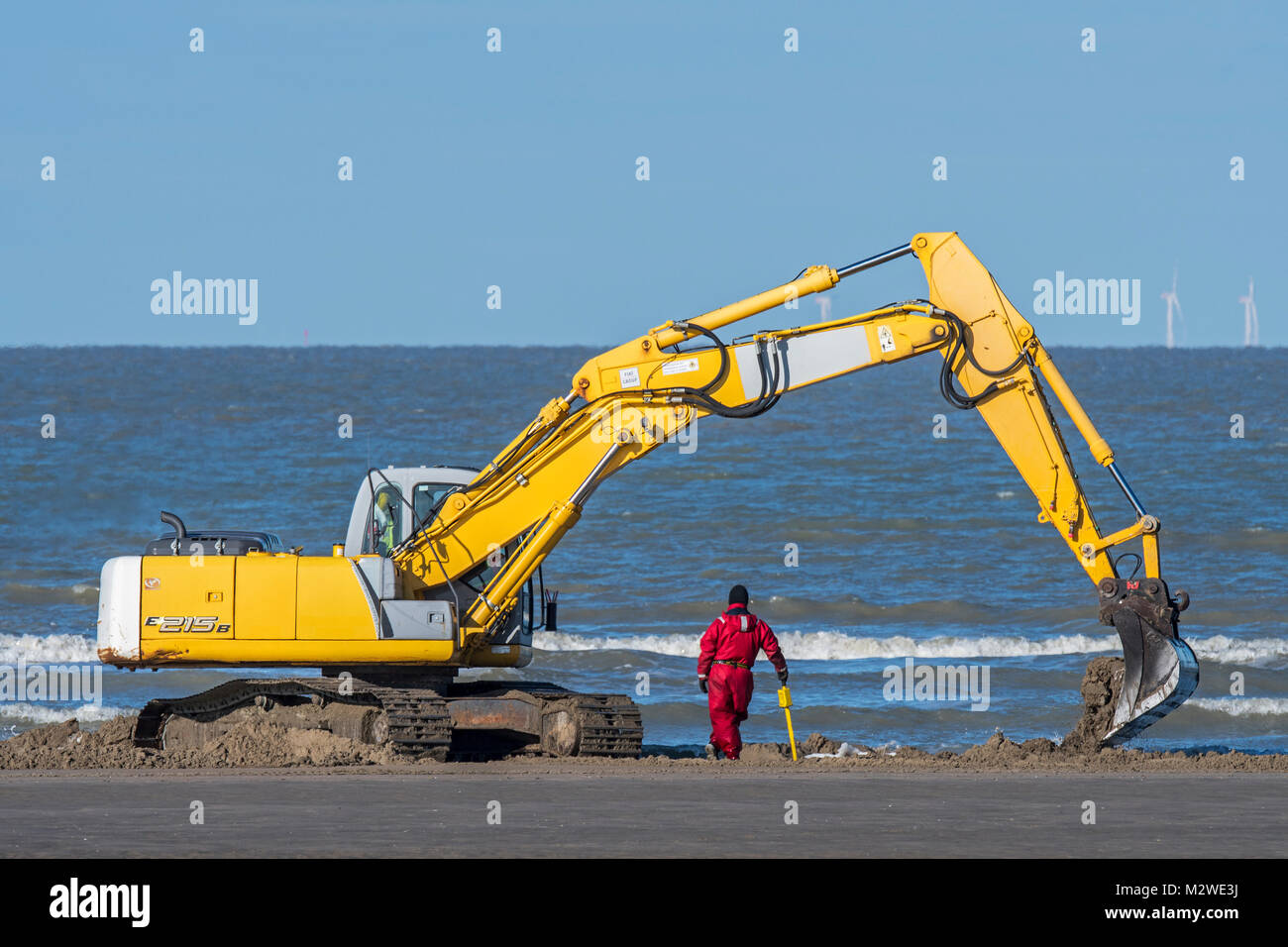 ADEDE Search & Recovery Team allemand à la recherche de la DEUXIÈME GUERRE MONDIALE des mines et engins non explosés sur plage entre Wenduine et De Haan, West-vlaanderen, Belgique Banque D'Images