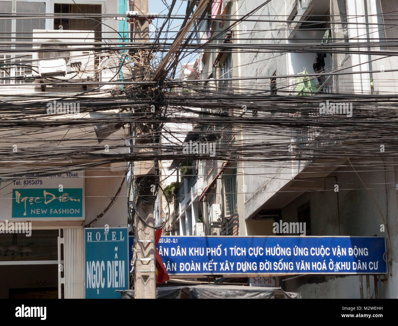 Lignes électriques et téléphoniques dans la région de Saigon, Ho Chi Minh City, Vietnam. Banque D'Images
