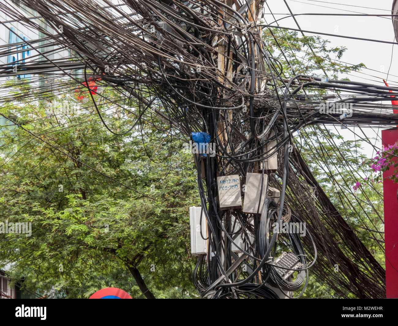 Lignes électriques et téléphoniques dans la région de Saigon, Ho Chi Minh City, Vietnam. Banque D'Images