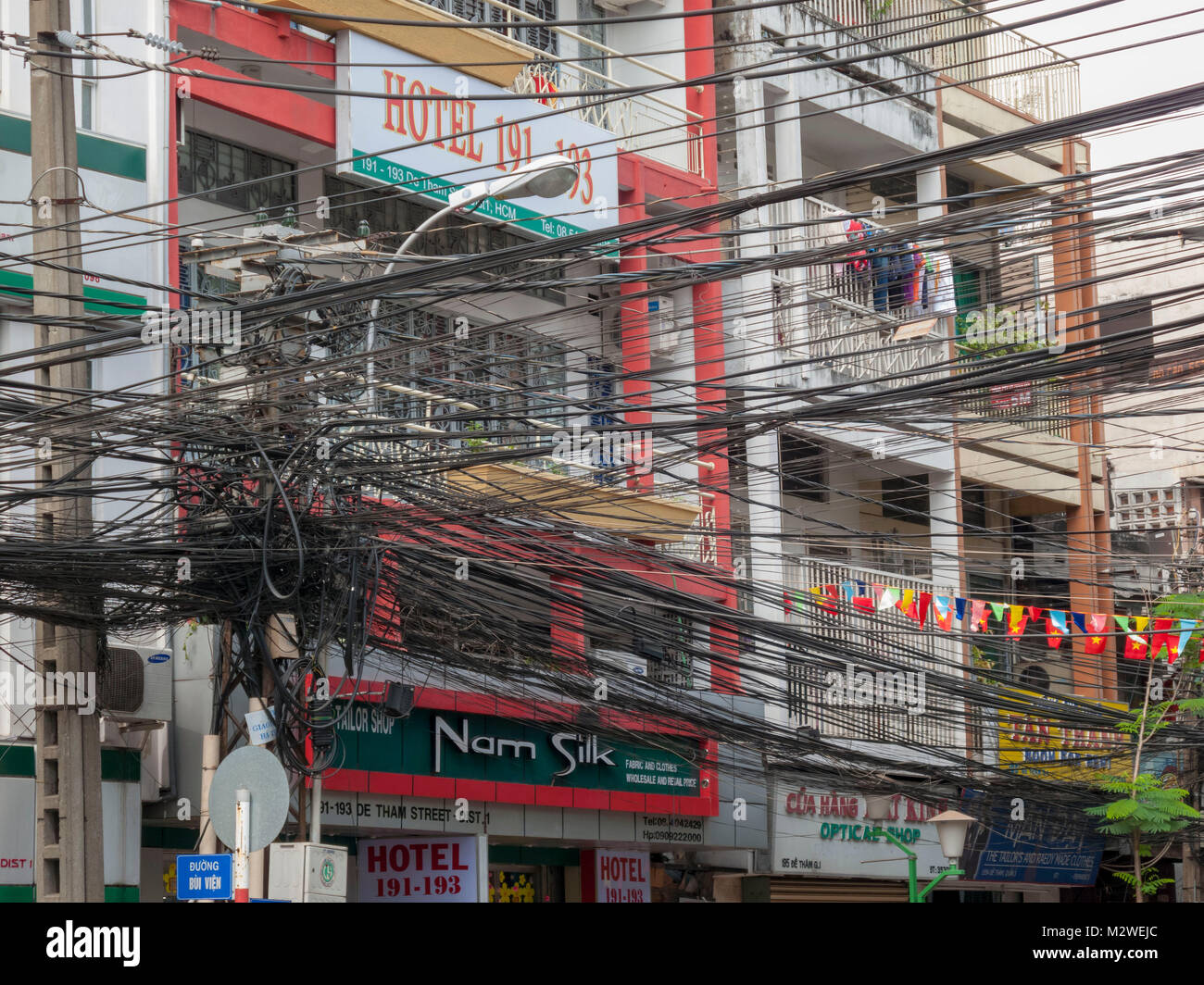 Lignes électriques et téléphoniques dans la région de Saigon, Ho Chi Minh City, Vietnam. Banque D'Images