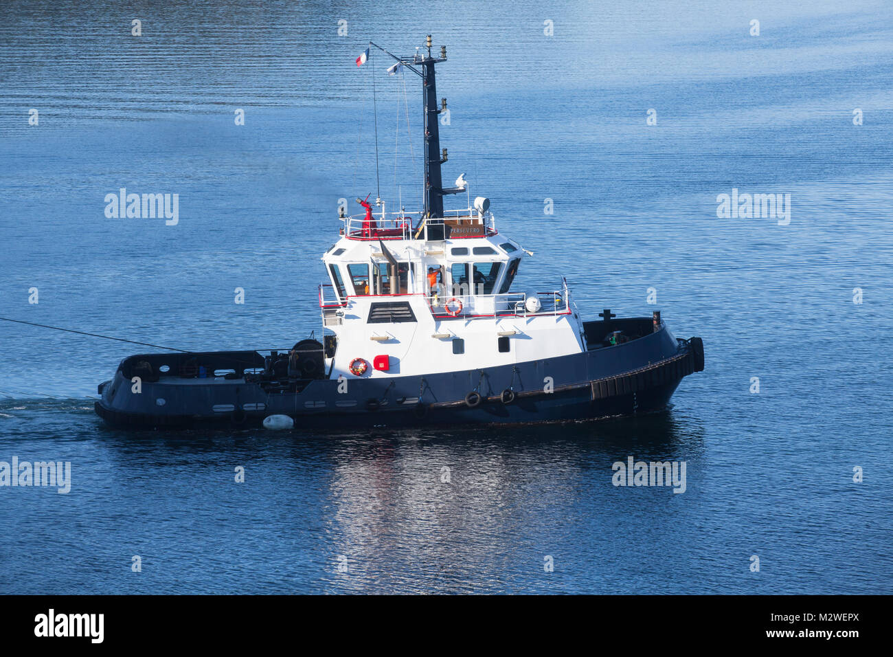 Corse, France - le 2 juillet 2015 : Reprendre tug boat en cours sur l'eau de mer. La baie de Porto Vecchio Banque D'Images