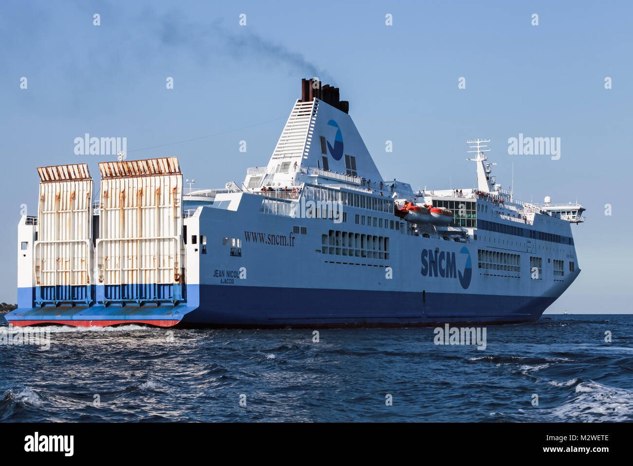 Corse, France - le 2 juillet 2015 : Jean Nicoli navire sous les couleurs de la SNCM avec les passagers s'éteint de Porto-Vecchio port, vue arrière Banque D'Images