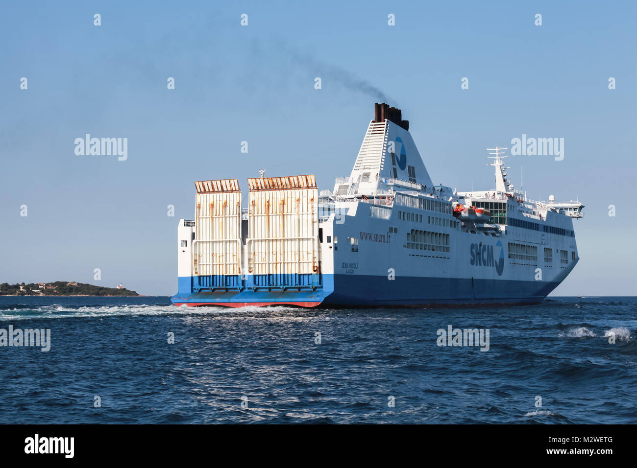 Corse, France - le 2 juillet 2015 : Jean Nicoli ferry, aux couleurs de la SNCM avec passagers à bord s'éteint de port de Porto-Vecchio Banque D'Images