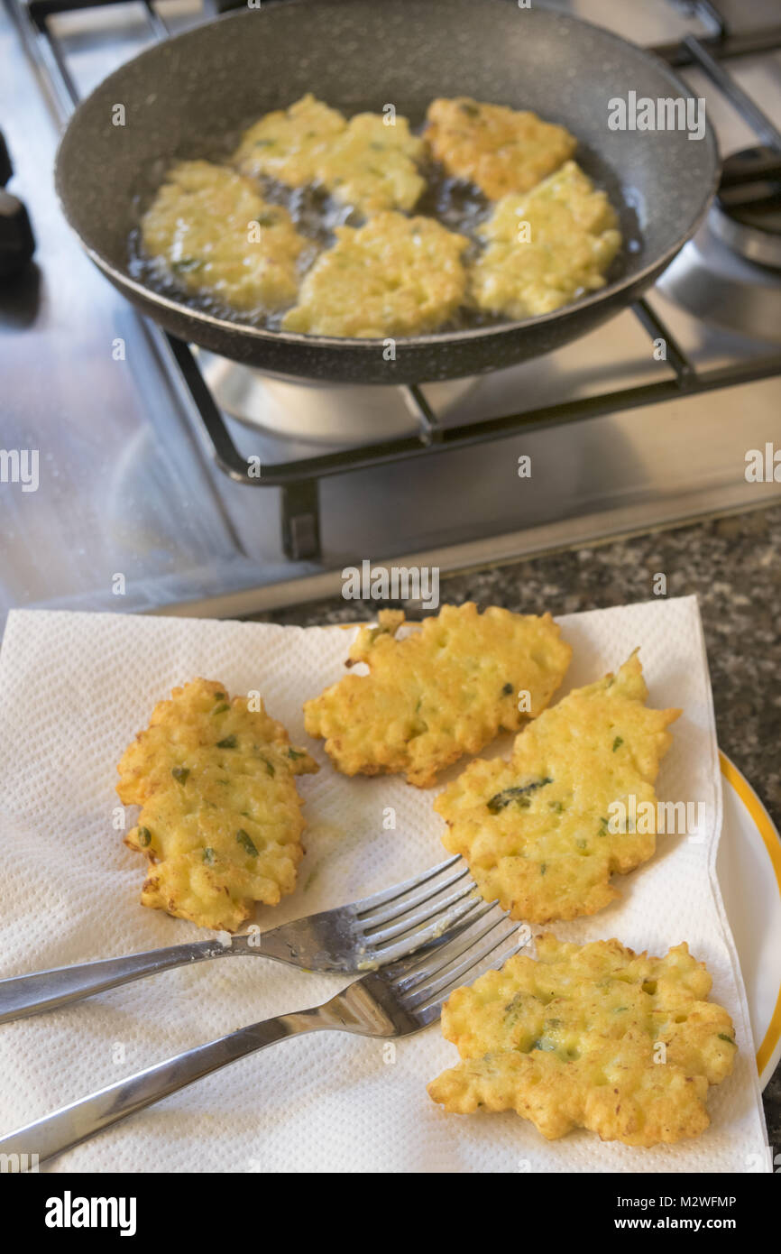 Beignets de légumes à la poêle dans la poêle avec l'huile d'olive Photo