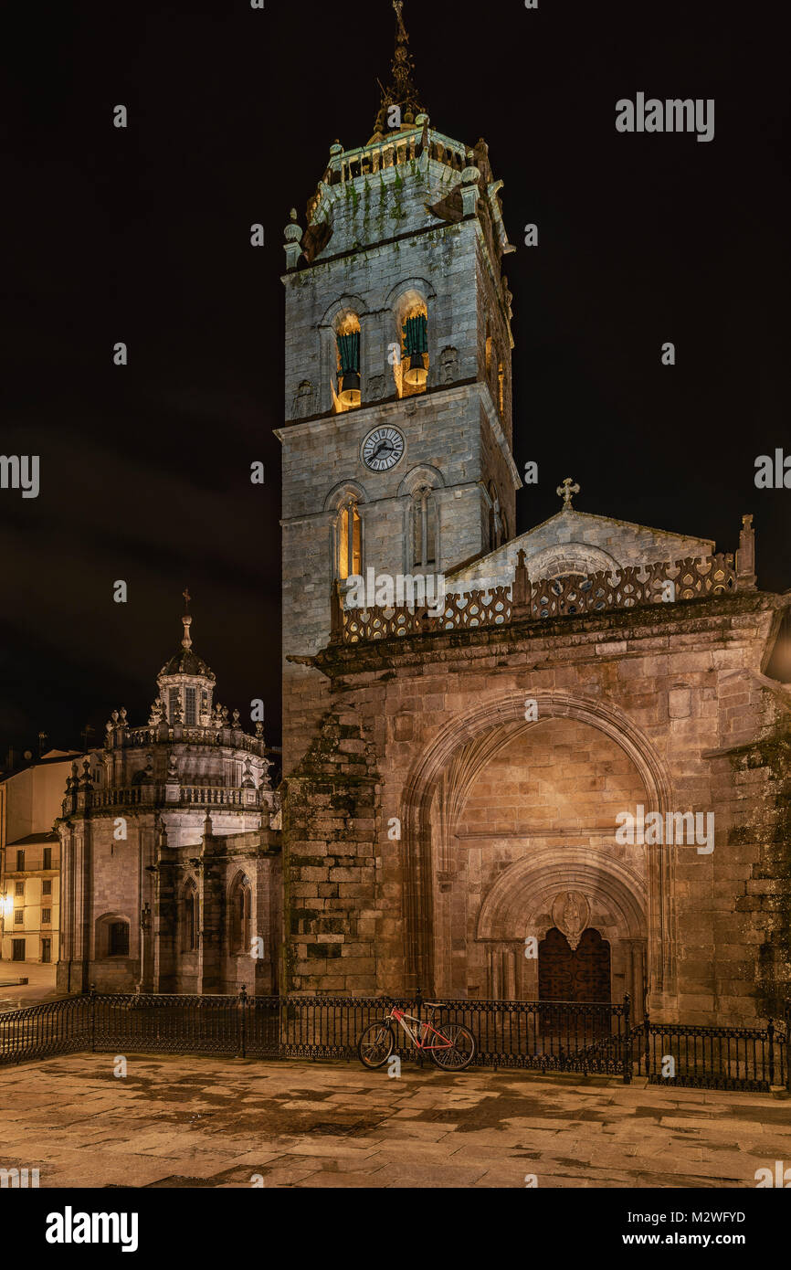 La Cathédrale Santa Maria en Lugo ville, région de Galice, Espagne, éclairé de nuit Banque D'Images
