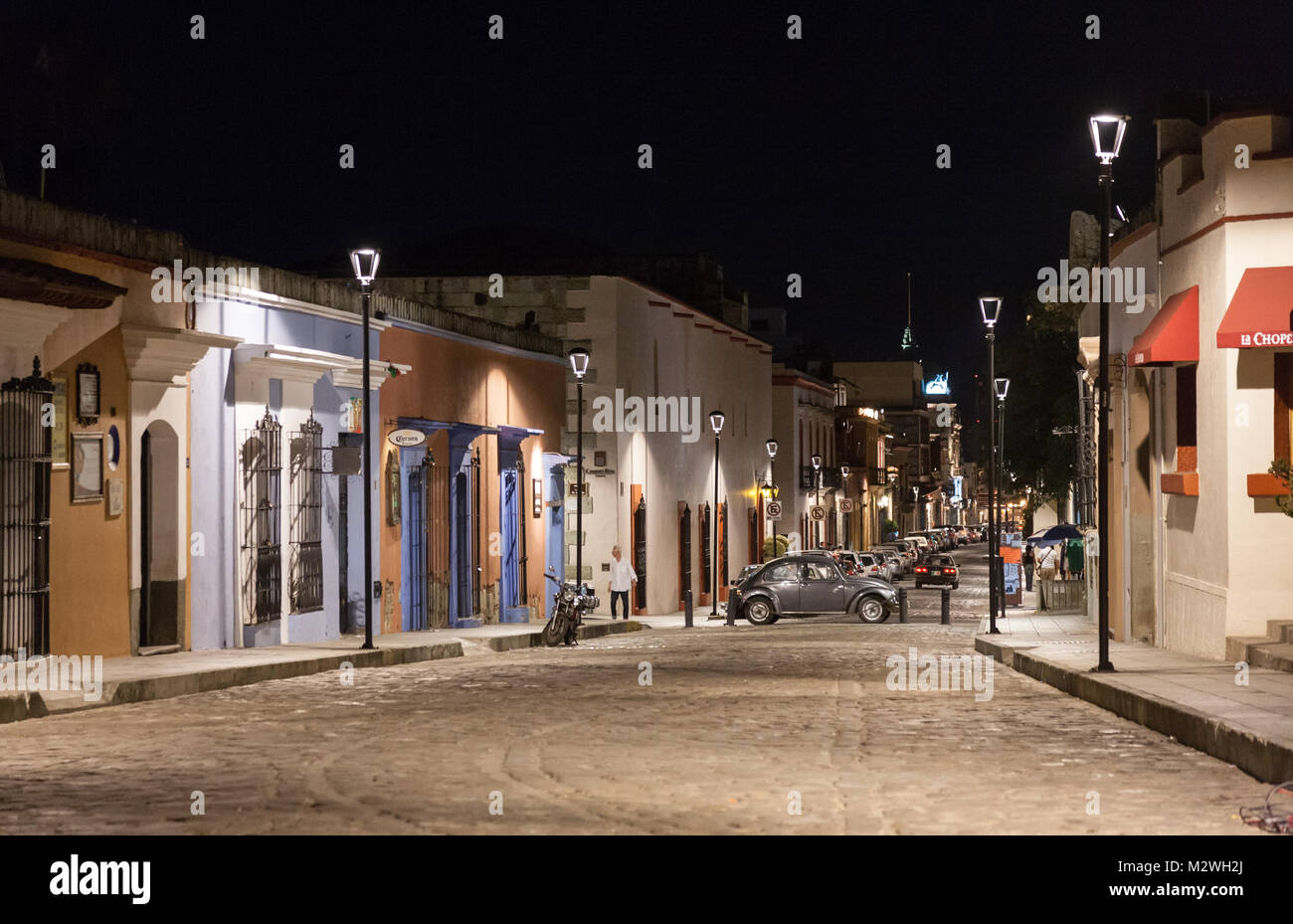 Oaxaca, Mexique - mars 6th, 2012 : vue de la nuit de l'une des rues centrales vide à Oaxaca, Mexique Banque D'Images