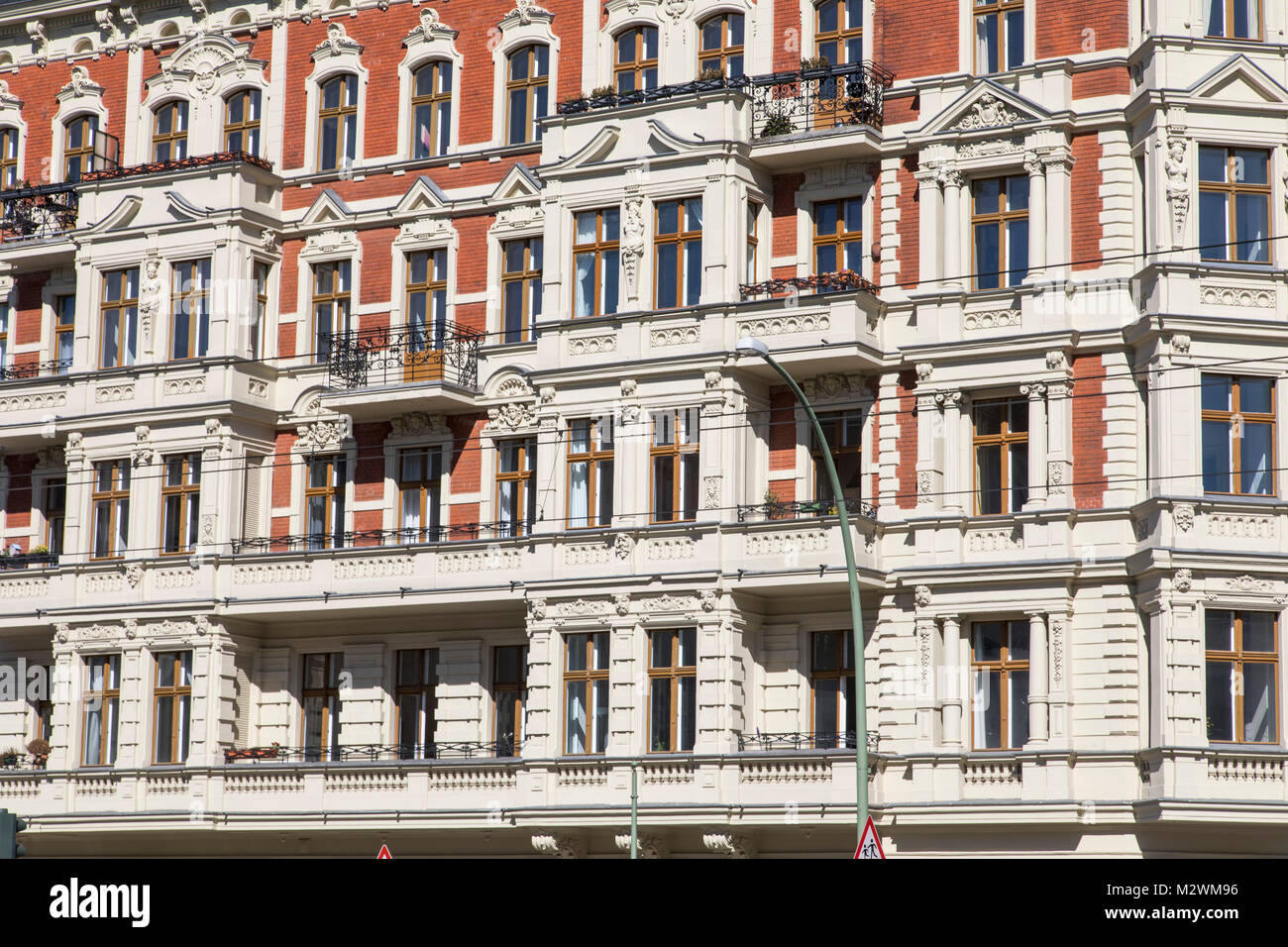 Vieille façade d'un bâtiment, à Senenfelder Strasse, Berlin Prenzlauer Berg, Allemagne Banque D'Images