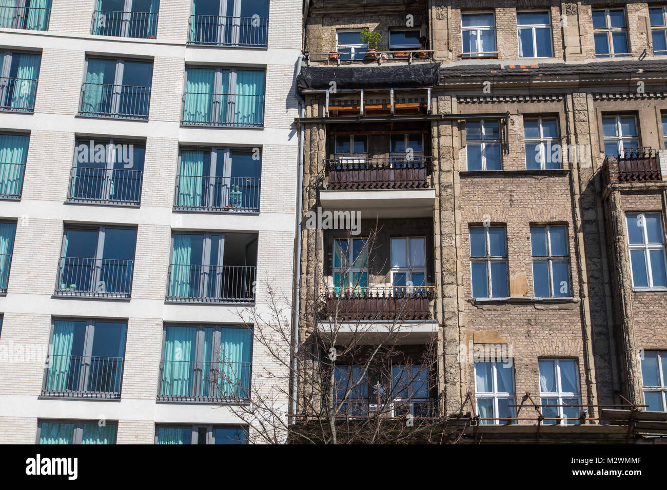 Berlin Kreuzberg, Kšpenicker§e Stra, vieille et nouvelle façade de bâtiments résidentiels, Allemagne Banque D'Images