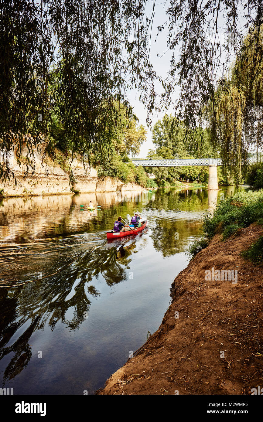 Canoë rivière passé Saint Leon sur Vezere en Dordogne France Banque D'Images