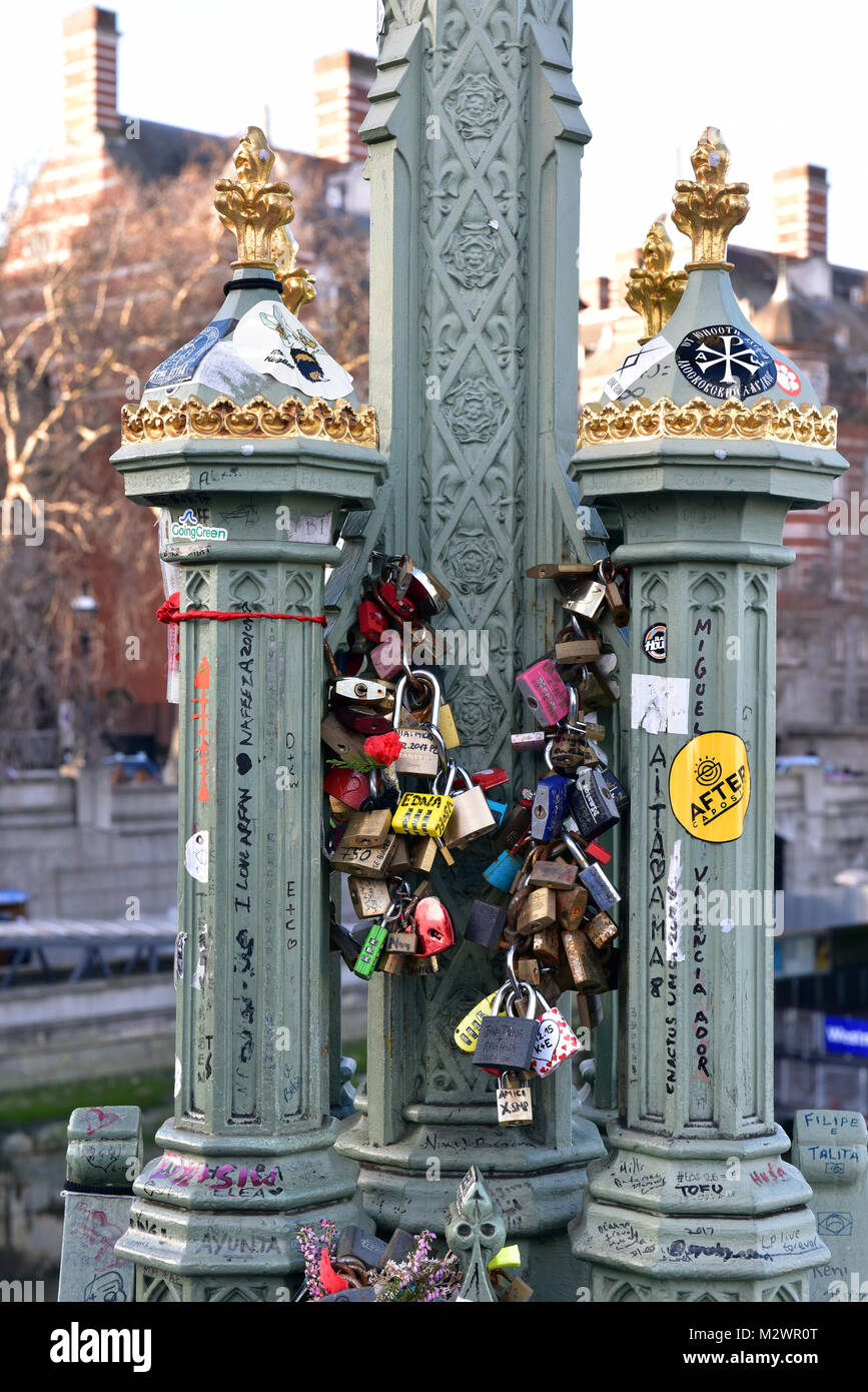 Articles souvenirs et cadenas verrouillé et fixée à l'un des lampadaires sur le pont de Westminster au centre de Londres à la mémoire de ceux qui sont morts attentats terroristes Banque D'Images