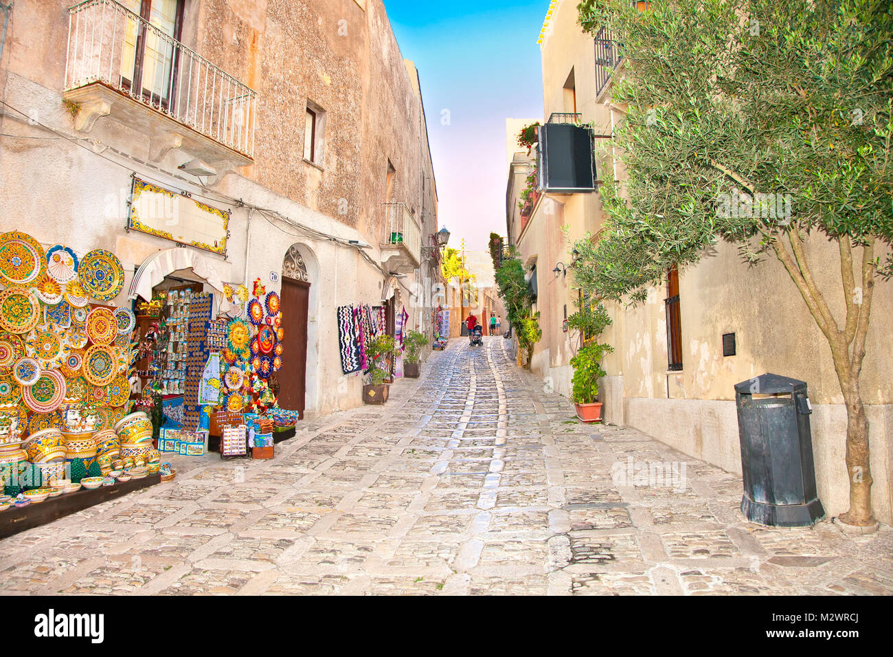 Erice rue principale avec des boutiques et des restaurants touristiques, près de Trapani, Sicile, Italie. Banque D'Images