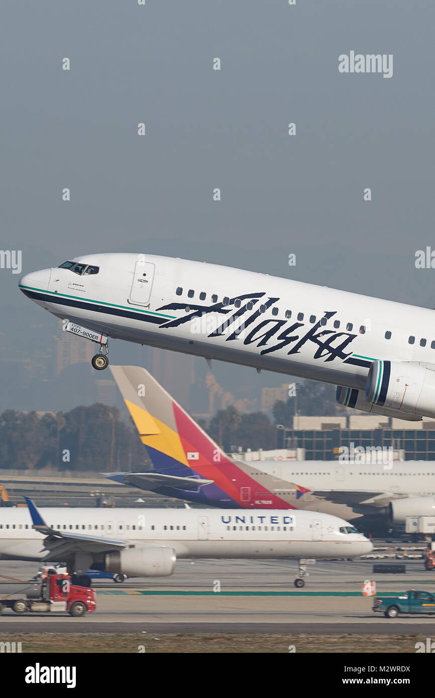 Alaska Airlines Boeing 737-900ER, avion de ligne, décoller de la piste 25 gauche à l'Aéroport International de Los Angeles. Banque D'Images