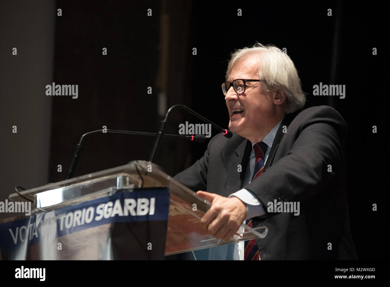 Pomigliano d'arco, Italie. Le 06 février, 2018. Vittorio Sgarbi, célèbre critique d'art italien, écrivain, conférencier et homme politique, répond aux citoyens de Pomigliano d'Arco (NA) à l'occasion de l'ouverture de la campagne électorale. Credit : Giuseppe Ricciardiello/Pacific Press/Alamy Live News Banque D'Images