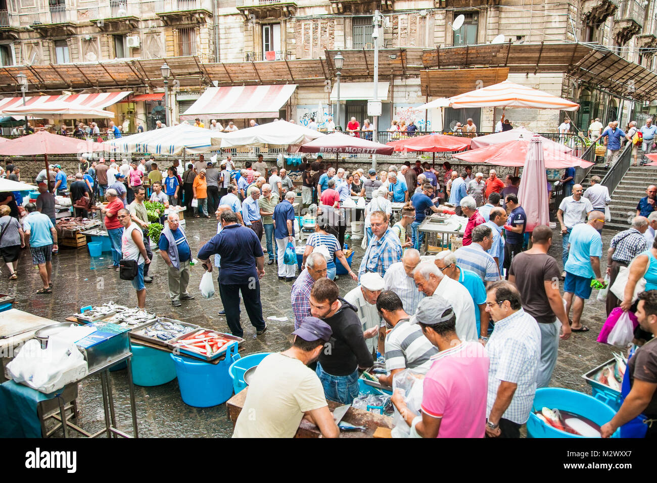 Catane, Italie- SEP 17,2014 : Vendeurs et byers sur le célèbre marché aux poissons de Catane le Sep 17, 2014, Italie. Ce marché est aussi une attraction touristique dans Banque D'Images