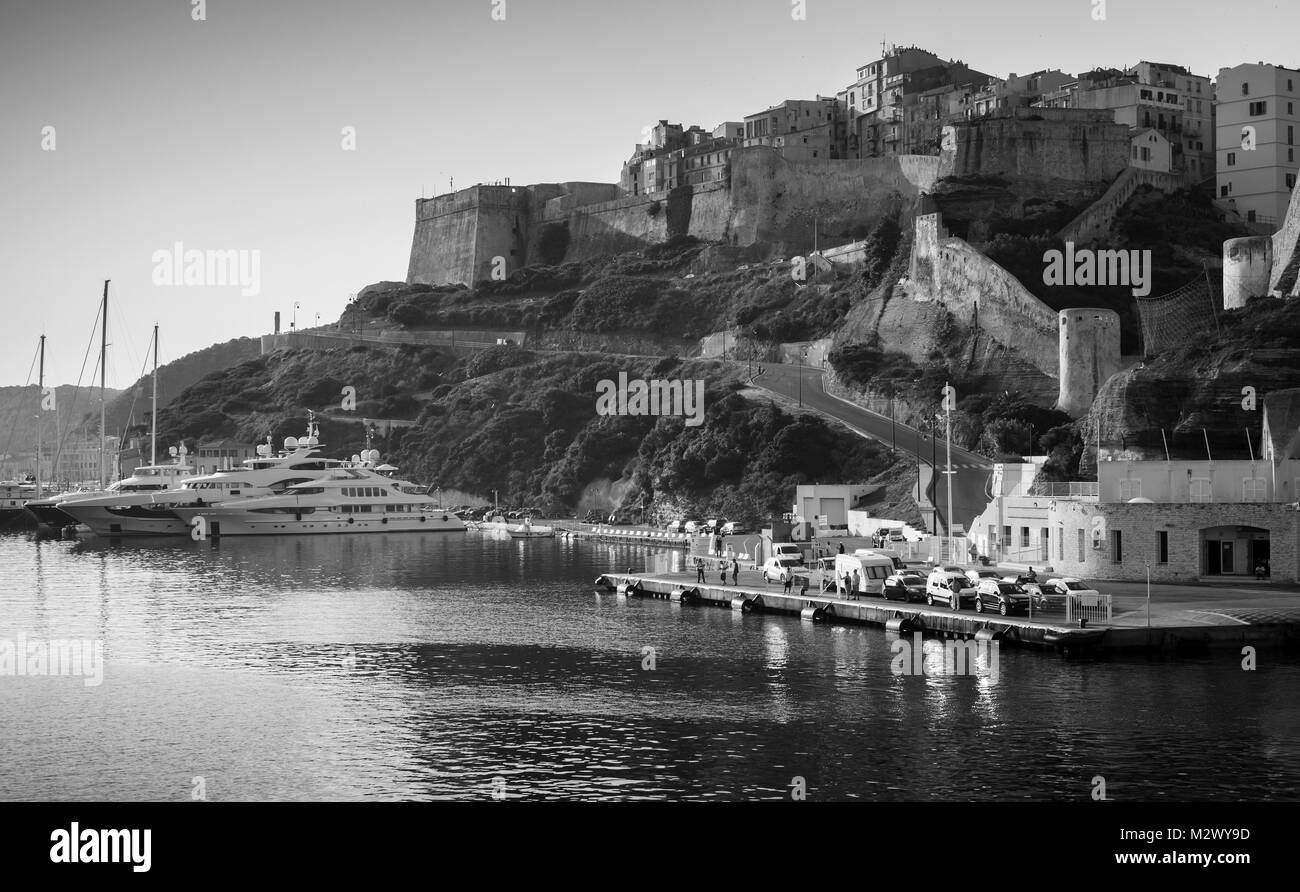 Port de Bonifacio, noir et blanc paysage côtier des montagnes de l'île méditerranéenne de la Corse, Corse-du-Sud, France Banque D'Images