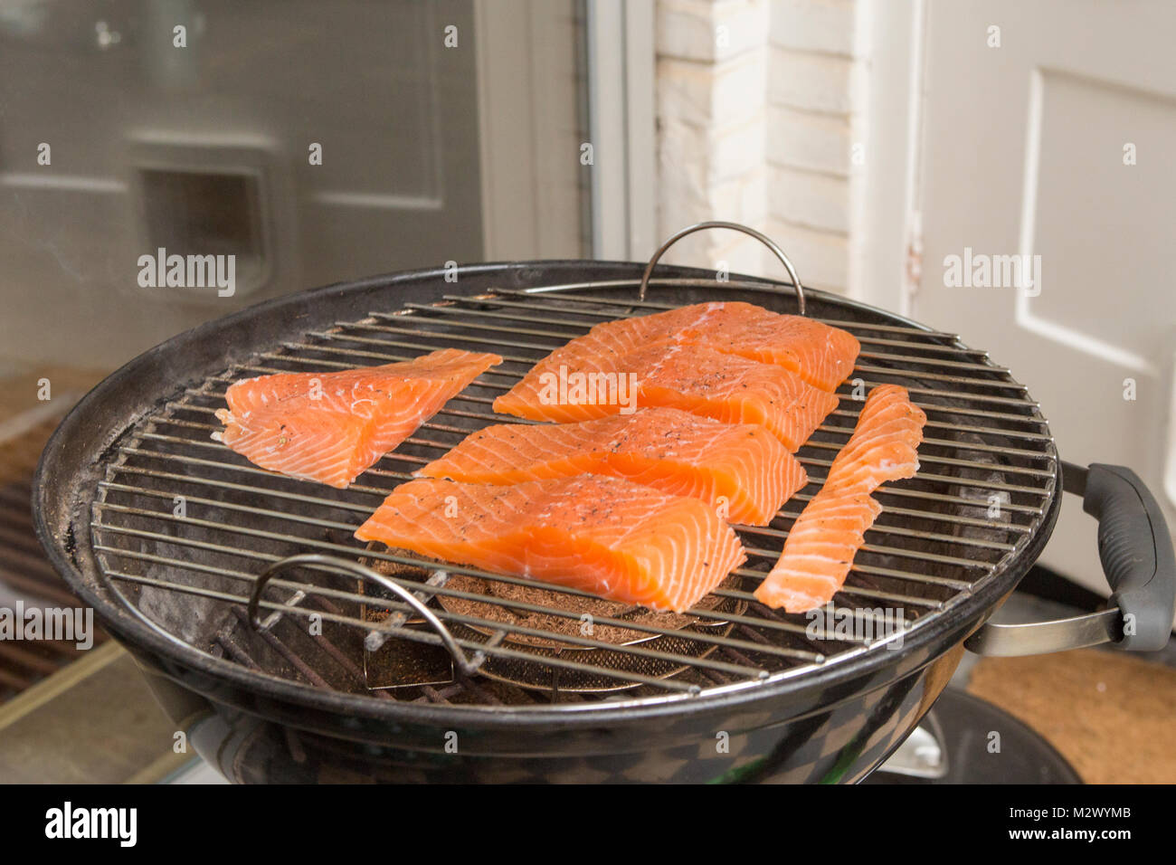 La fumer le saumon façon froide sur un barbecue à l'extérieur en hiver Banque D'Images