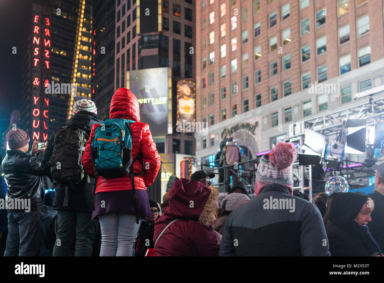 New York/USA 31 DEZ 2017 - personnes marchant dans Times Square, New York par nuit Banque D'Images