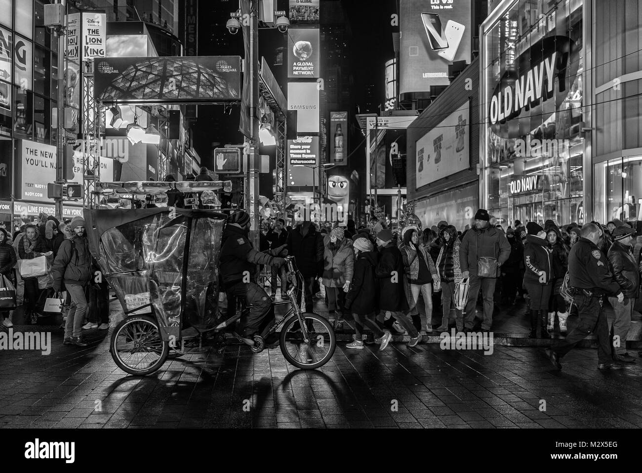 New York/USA 31 DEZ 2017 - personnes marchant dans Times Square, New York par nuit Banque D'Images