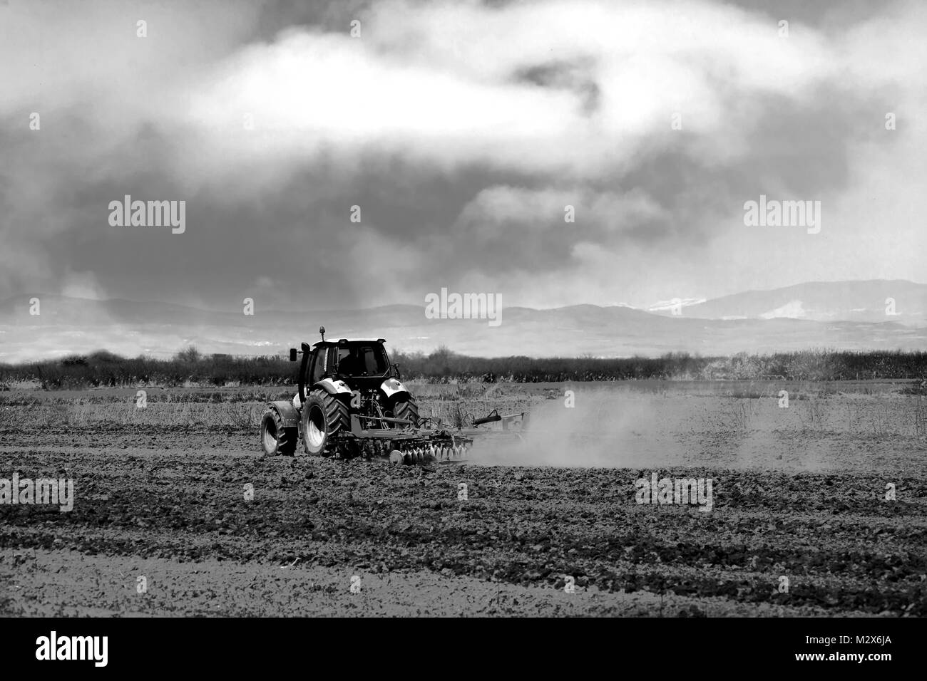 Noir et blanc fond agricole avec des champs et le tracteur Banque D'Images