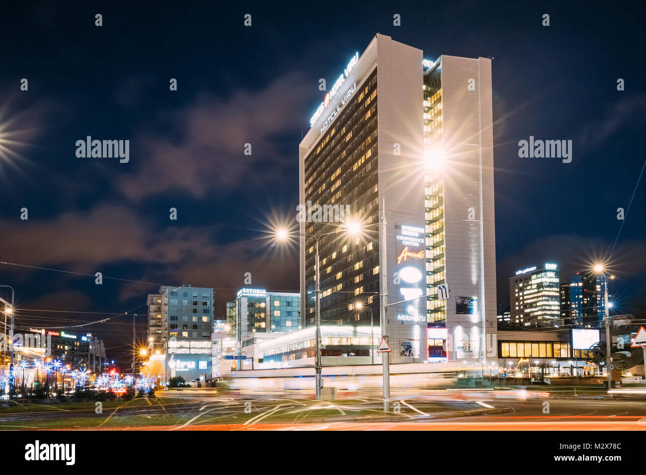 Tallinn, Estonie - 5 décembre 2016 : soirée Sur Sokos Hotel Viru administré par l'Intourist et appelé Hotell Viru est connecté au centre commercial Vi Banque D'Images