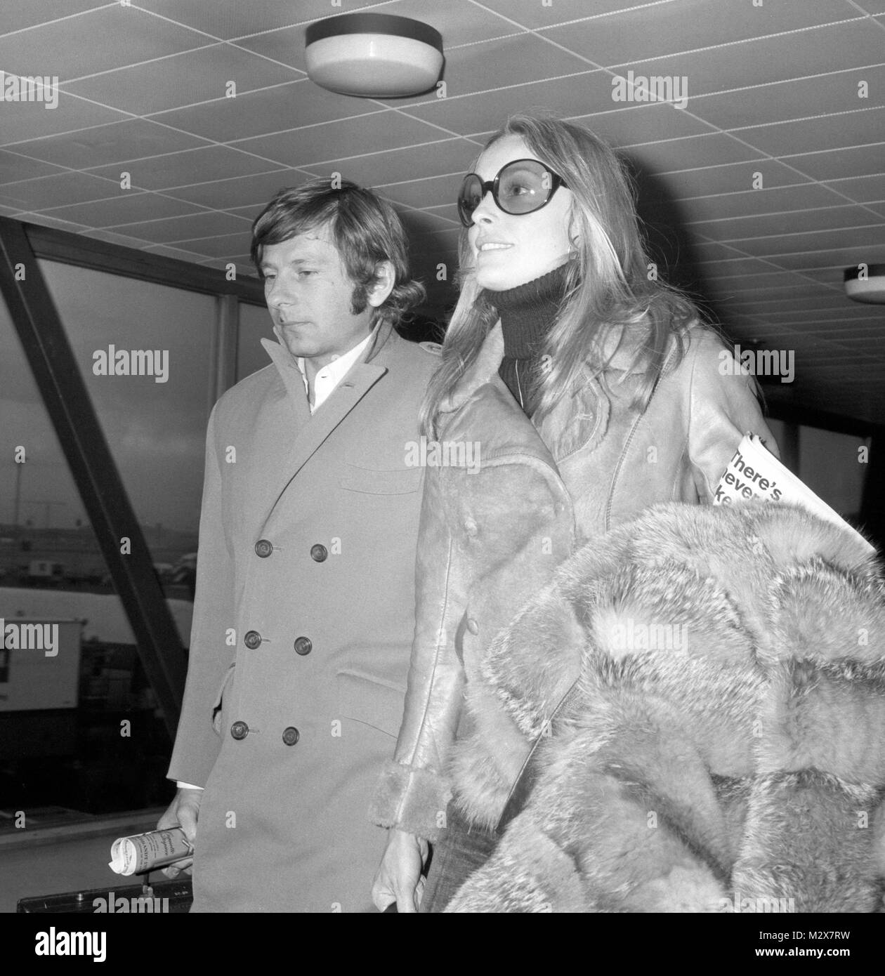 Actrice américaine Sharon Tate arrive avec son mari Roman Polanski, à l'aéroport de Heathrow, Londres, de Venise à assister à l'avant-première de son film 'Rosemary's Baby'. Banque D'Images
