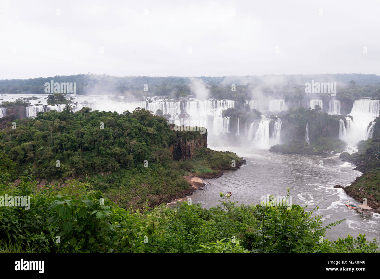 Vue panoramique sur les chutes depuis le côté Brésilien Banque D'Images