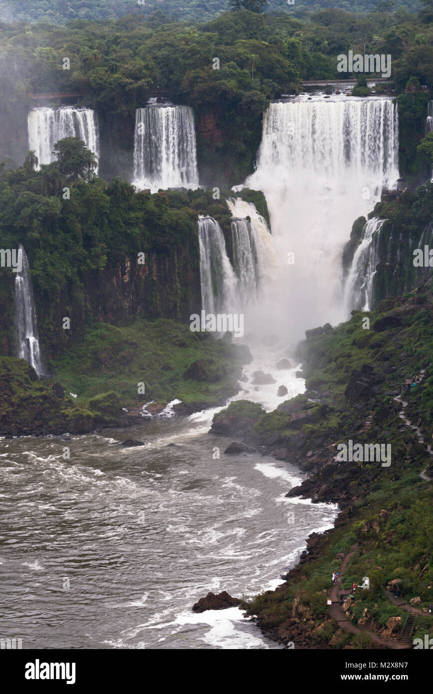 Vue panoramique sur les chutes depuis le côté Brésilien Banque D'Images