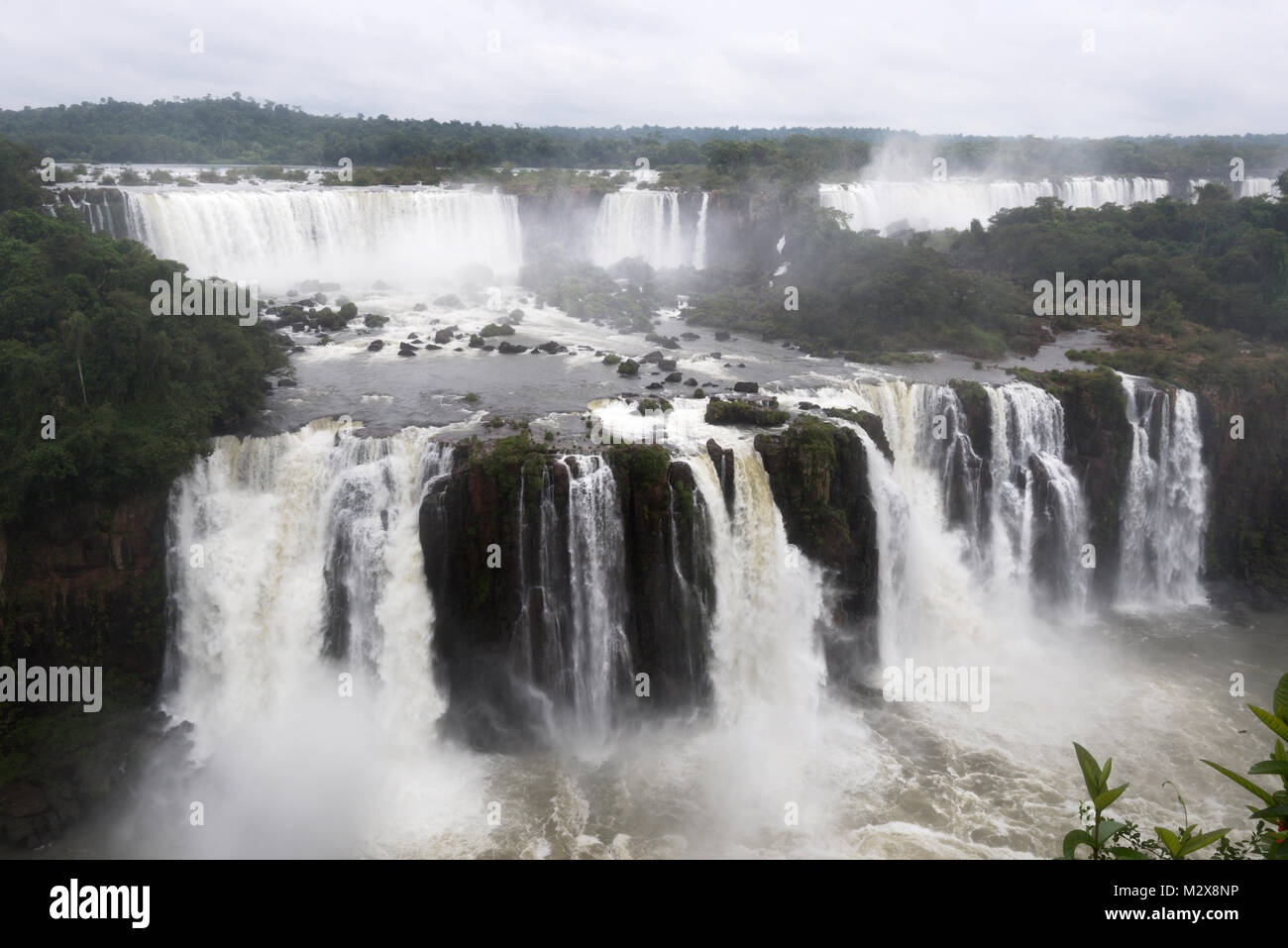 Vue panoramique sur les chutes depuis le côté Brésilien Banque D'Images