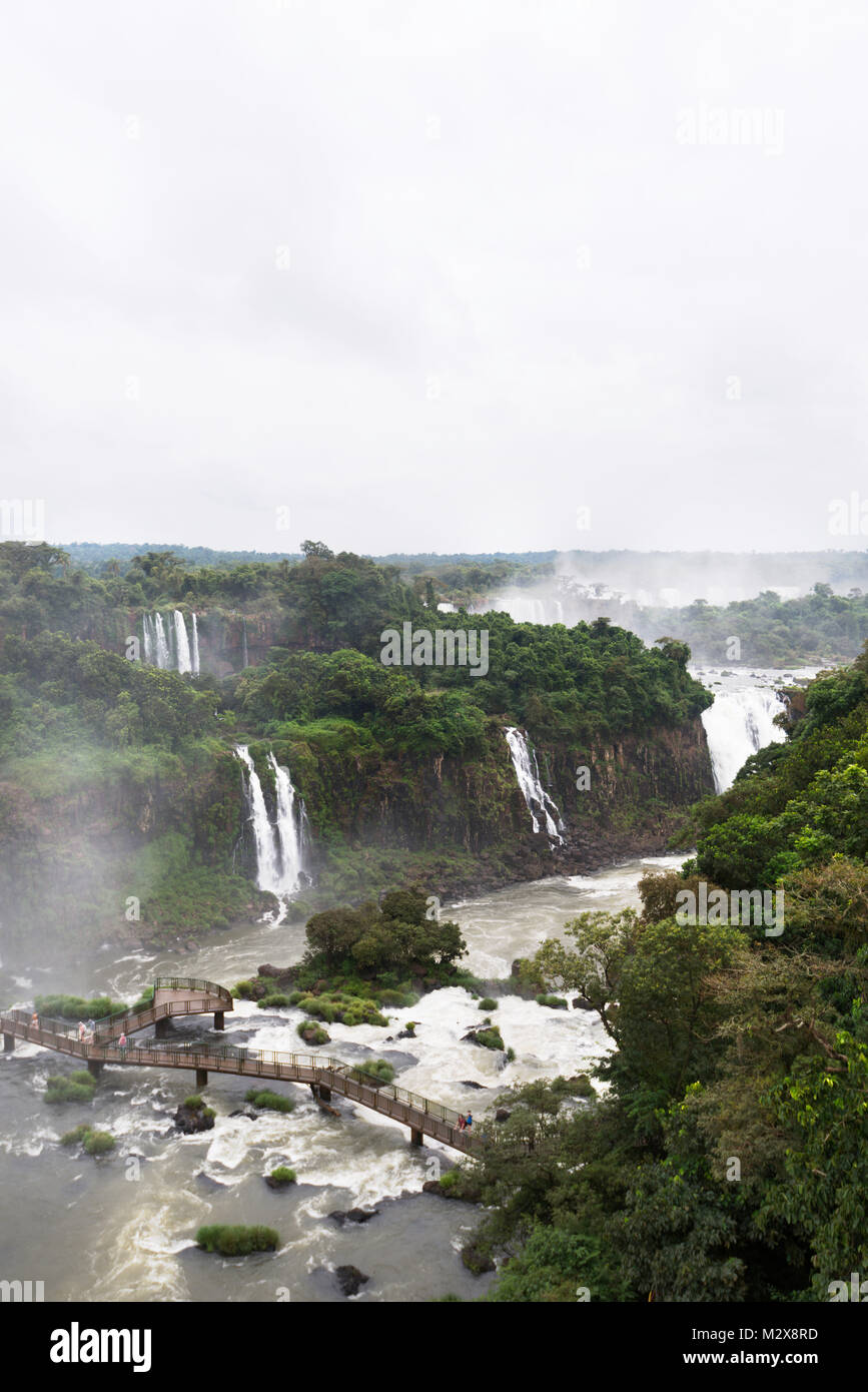 Vue panoramique sur les chutes depuis le côté Brésilien Banque D'Images