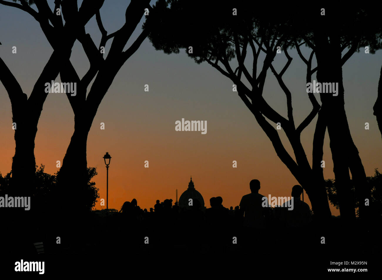 Silhouette de la Basilique Saint-Pierre depuis les jardins d'orange en colline de l'Aventin, Rome, Italie Banque D'Images