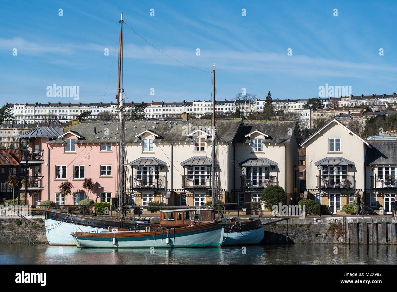 Vue sur Port flottant de Bristol à l'égard Pooles quai avec les maisons du Royal York Crescent, Clifton sur l'horizon. Banque D'Images