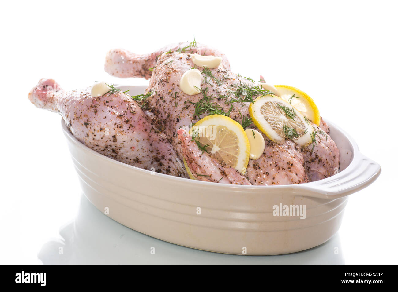 Le poulet cru mariné aux épices Banque D'Images