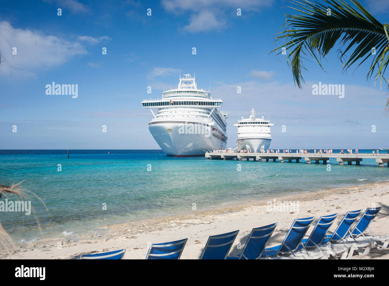 Deux bateaux de croisière amarrés côte à côte dans l'île de Catalina, Caraïbes Banque D'Images