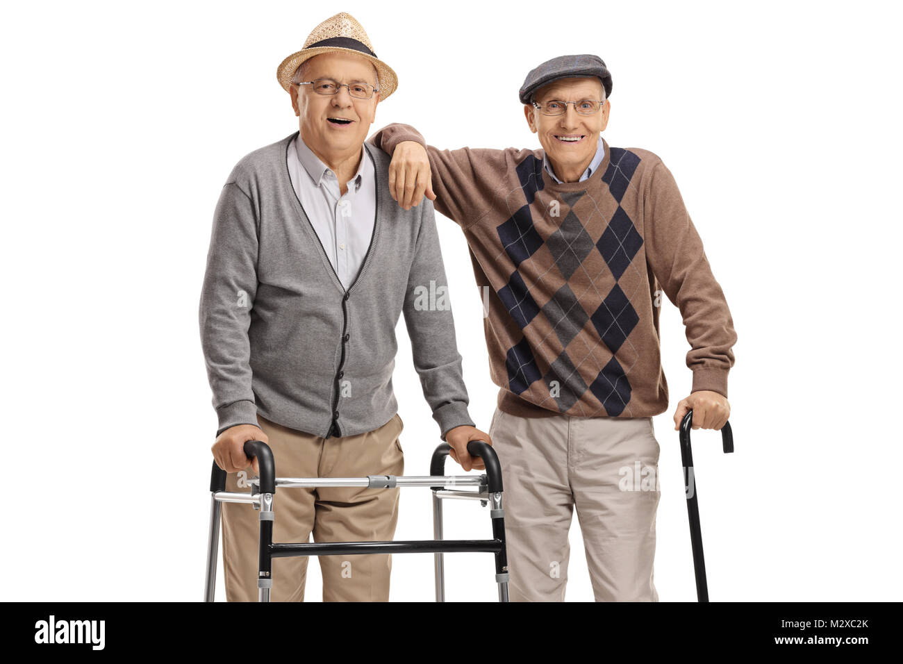Un homme âgé avec un déambulateur et un homme âgé avec une canne isolé sur fond blanc Banque D'Images