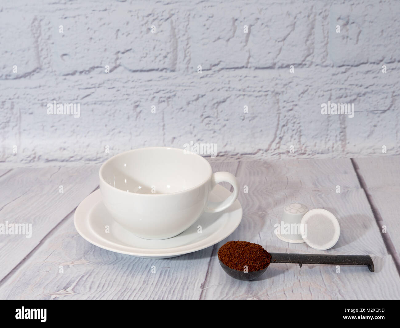 Une tasse de café blanc avec blanc générique bon Nespresso dosettes Photo  Stock - Alamy