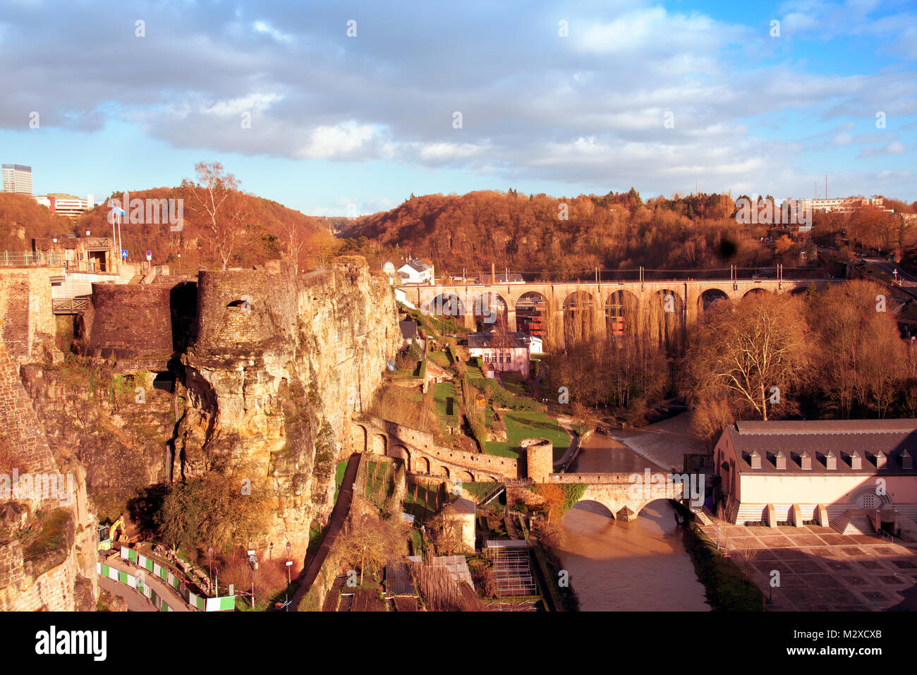 Une vue de l'Alzette à mesure qu'elle traverse le Grund Trimestre dans la ville de Luxembourg, Luxembourg, en mettant en évidence les vestiges de l'ancienne forteresse en Banque D'Images