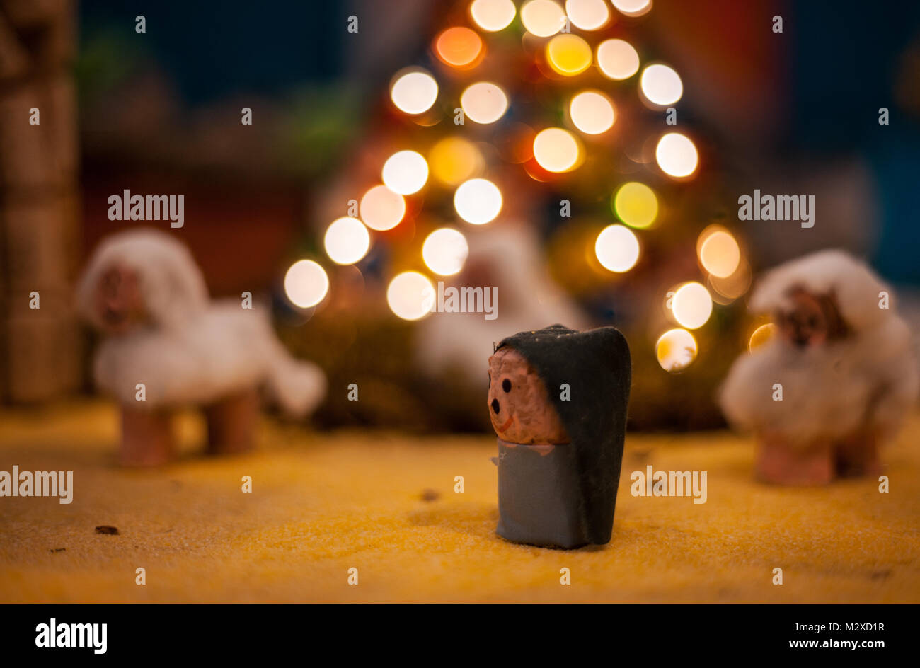 La main de Noël en carton bois coton.Scene représentée avec des animaux en peluche sur l'arbre de Noël illuminé - Recyclage artistique Banque D'Images