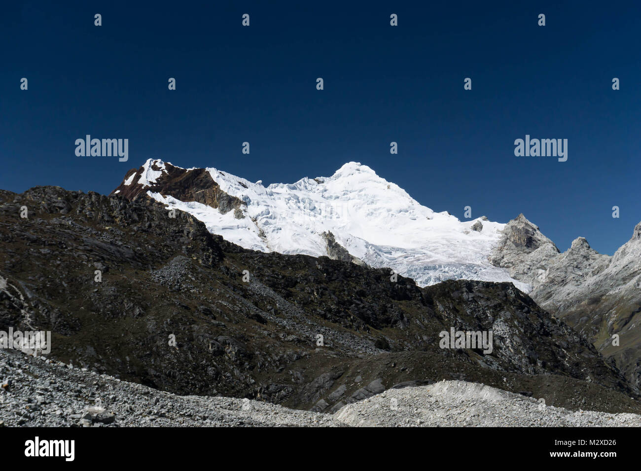 La haute montagne paysage de crête dans la Cordillera Blanca dans les Andes péruviennes Banque D'Images