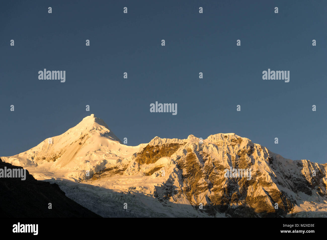 Le nord-est de l'affronter et le sommet de Nevado Tocllaraju dans la Cordillère des Andes du Pérou Banque D'Images