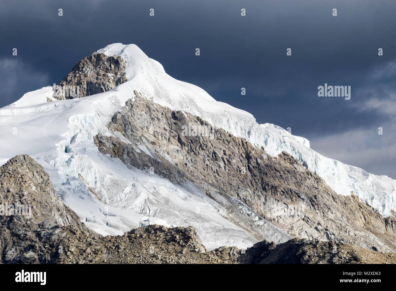 Nevado Ishinca pic de montagne dans la Cordillère Blanche du Pérou Banque D'Images