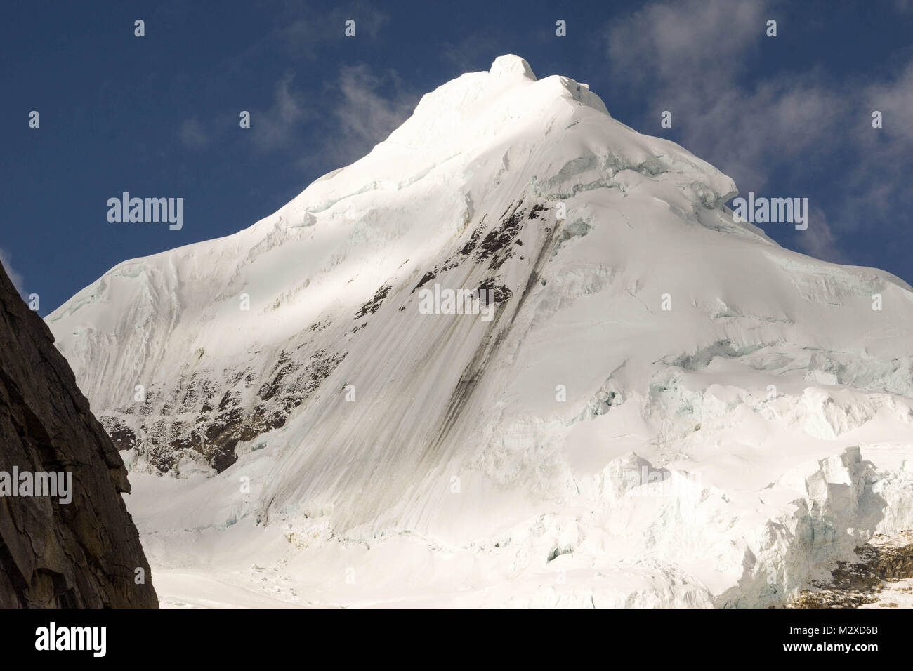 Le nord-est de l'affronter et le sommet de Nevado Tocllaraju dans la Cordillère des Andes du Pérou Banque D'Images